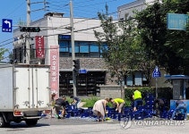 춘천에서 또 맥주 와르르…도로 함께 치우는 시민들