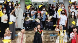 소망의 종이비행기 날리기