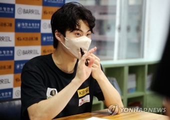 팬들에게 인사하는 황선우
