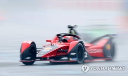 우중 레이스 펼치는 귄터