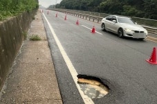 서산 대산읍 인근 도로 2차로에 지름 25㎝ 싱크홀