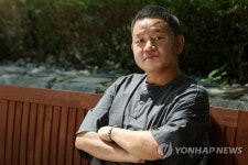 불편한 편의점 김호연 나는 세태 소설 쓰는 대중작가