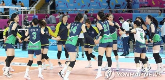 환호하는 여자배구 현대건설 선수단