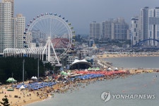 피서객으로 붐비는 해변