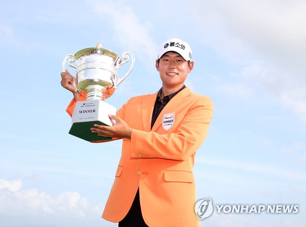 신용구 선수, KPGA 선수권대회에서 이틀 연속 단독 선두 지켜 나가며 우승을 향한 간절한 열망 드러내