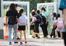 인천 일부 초교 개학…등교하는 학생들