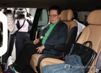 자택 나서는 박지원 전 국정원장