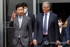 국회의장 배웅받으며 국회 나서는 빌 게이츠