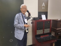 자석식 교환기 설명하는 이인학 정보통신연구소장