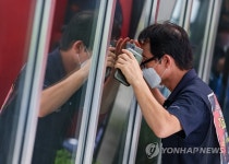 동료들 바라보는 조합원