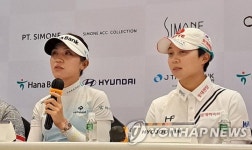 기자회견 하는 리디아 고와 김효주