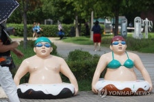 수영장 앞 미술관