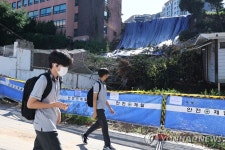 산사태로 무너진 고등학교 후문