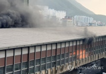 부산 동서고가도로에서 차량 화재 아찔