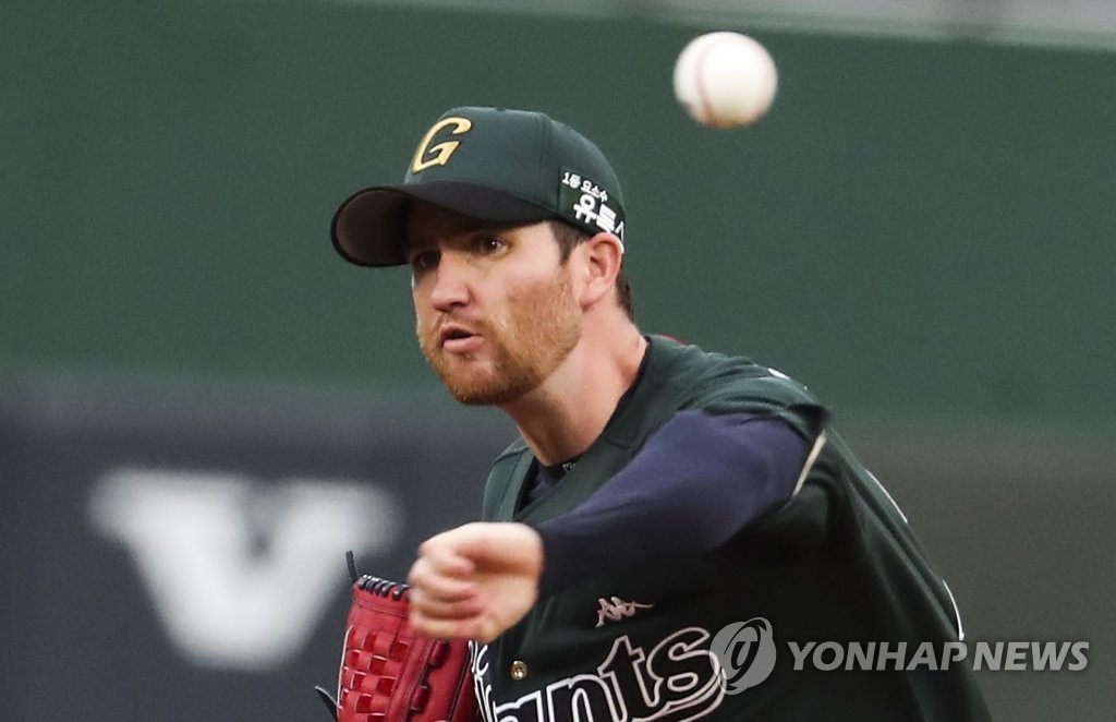 롯데, 에이스 찰리 반즈와 결별...대비 중인 새 외국인 투수 후보 감보아에 관심 유지