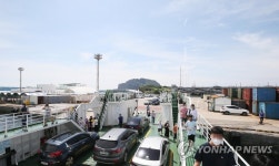 우도 가는 관광객들과 성산일출봉