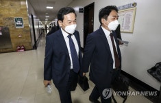 회의실로 이동하는 김순호 행안부 경찰국장