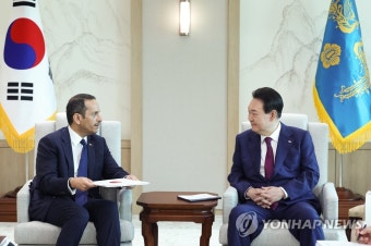 카타르 부총리 접견하는 윤석열 대통령