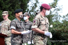 추모비에 헌화하는 육군1군단장과 유엔사령부 부사령관