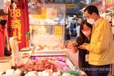 전통시장 방문한 한훈 통계청장