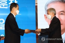건설의 날 훈장 수여하는 한덕수 총리