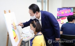 발달장애인 교육 수업 참여하는 윤석열 대통령 대표 이미지