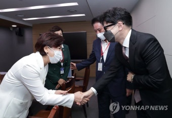 최병일 안양시의장과 인사하는 한동훈 장관