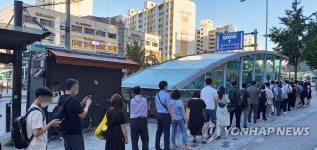 퇴근길에 버스를 기다리는 시민들