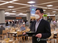구내식당 이용하는 이재용 부회장