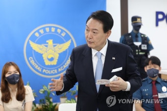 청년 경찰과 간담회하는 윤석열 대통령
