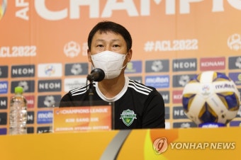 기자회견 하는 전북 김상식 감독
