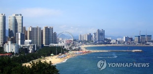 그랜드빌딩목욕장 | 맑은 하늘과 해수욕장 그리고 빌딩