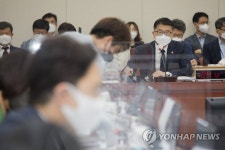 답변하는 장상윤 교육부 차관
