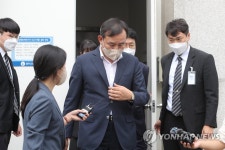 영장실질심사 마치고 나오는 담양군수