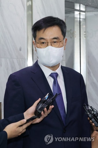 취재진 질문 답하는 '故이예람 사건 부실 수사' 공군 전익수