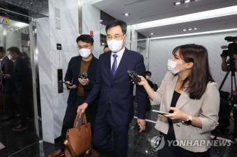 조사실 향하는 '故이예람 사건 부실 수사' 공군 전익수