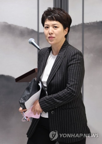 브리핑룸 들어서는 김은혜 홍보수석