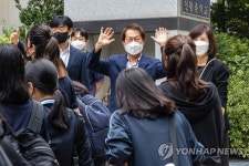 등굣길 인사하는 조희연 서울시 교육감