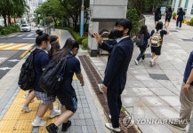 위드 코로나, 정상 등교하는 학생들