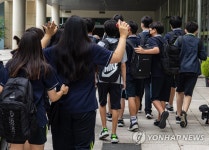 위드 코로나두 번째 학기, 정상 등교하는 학생들