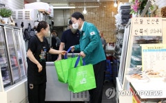 전통시장에서 배송체험하는 윤석열 대통령