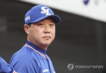 경기 지켜보는 박진만 감독 대행