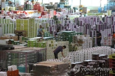 추석 앞두고 청과물시장 찾은 시민들