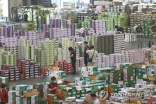 추석 앞두고 청과물시장 찾은 시민들