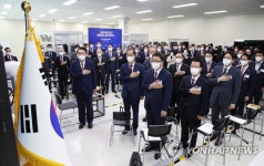 국기에 경례하는 윤석열 대통령