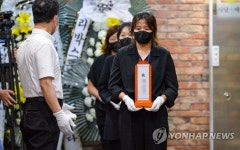 나란히 옮겨지는 수원 세모녀 위패