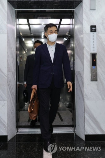 조사실 향하는 '故이예람 사건 부실 수사' 공군 전익수