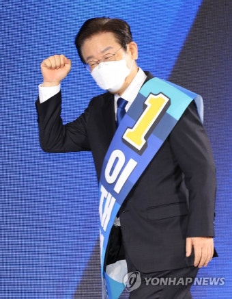 인사하는 이재명 당대표 후보