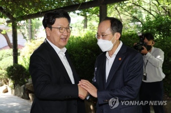 인사하는 추경호 부총리와 권성동 원내대표