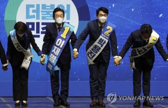 인사하는 민주당 당 대표 후보와 최고위원 후보들
